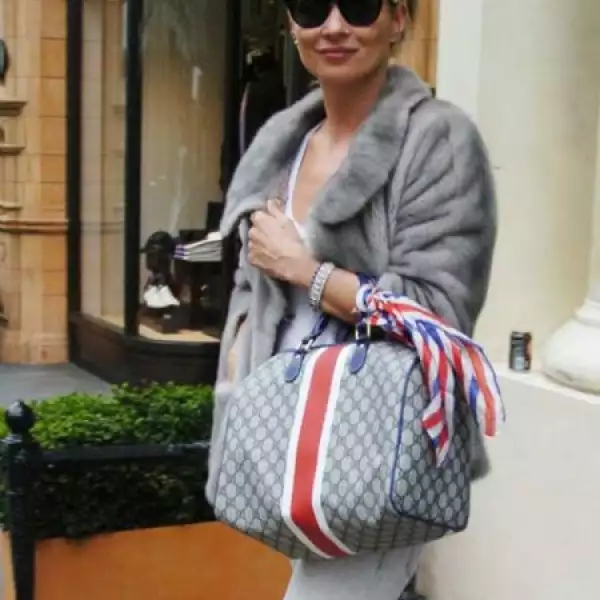 Kate Moss, con una bolsa Gucci, sale de una breve comida de negocios con su amigo Philip Green en Londres, Inglaterra.