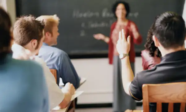 Jóvenes universitarios en una clase.