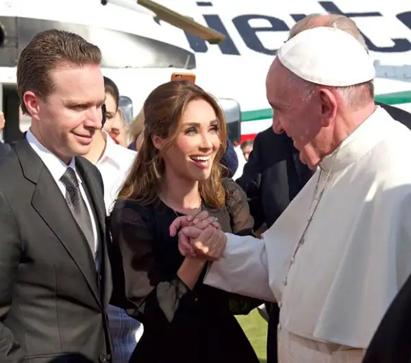 Anahí no pudo contener su emoción por su encuentro con el Papa.