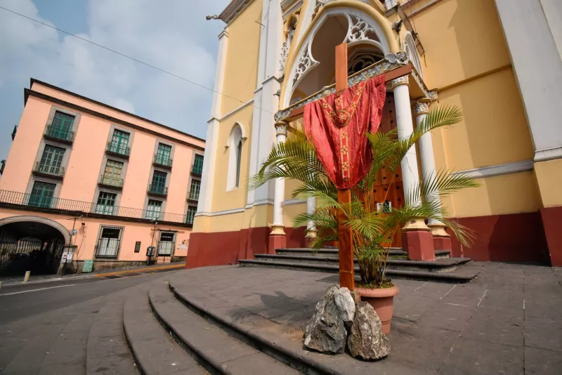 Las iglesias permanecieron cerradas a pesar de que hoy se festeja el Domingo de Ramos, celebración que arranca la Semana Santa, solo algunos vendedores ofrecieron los tradicionales ramos de palma