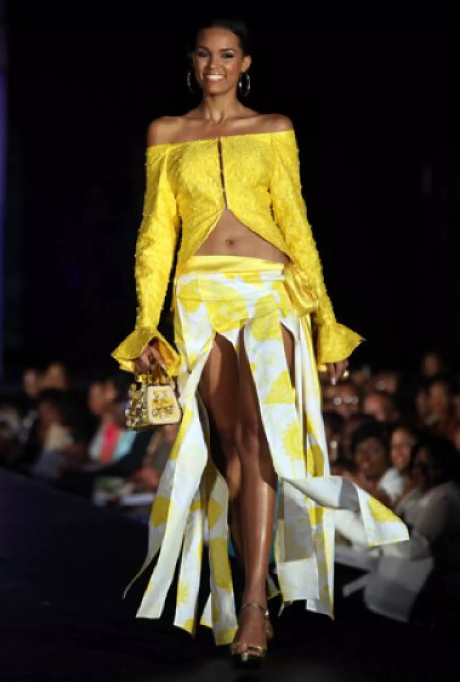 Ada de la Cruz, de República Dominicana, ulilizó el mismo modelo de top que la húngara, sólo que la caribeña lo combinó con una falda larga abierta.