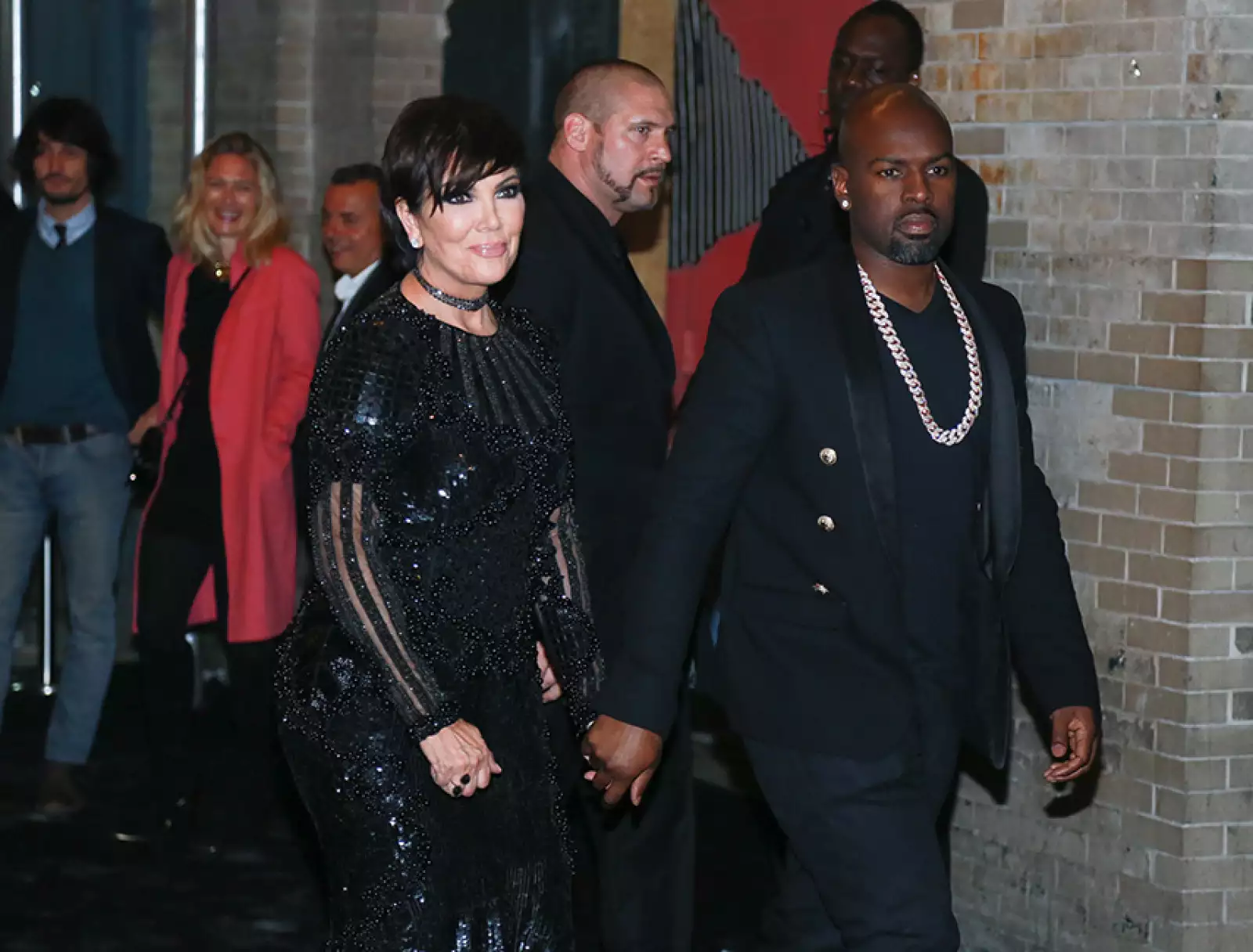 Kris Jenner y Corey Gamble llegando al after party.