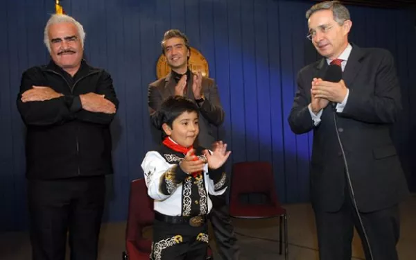 Vicente y Alejandro Fernández estuvieron en la Casa de Nariño con el presidente Álvaro Uribe, también los acompañó el niño Juan Sebastián Parada García, actor y cantante de música ranchera.