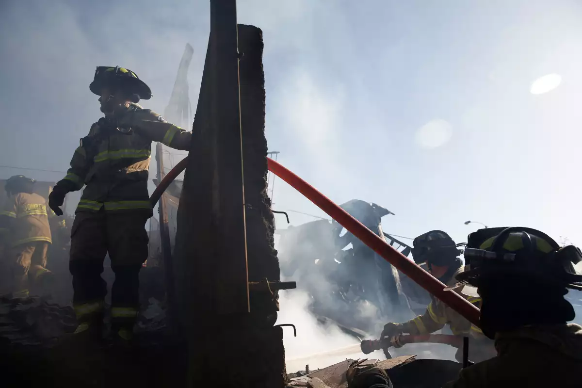 Bomberos luchan contra un incendio en Viña del Mar, Chile