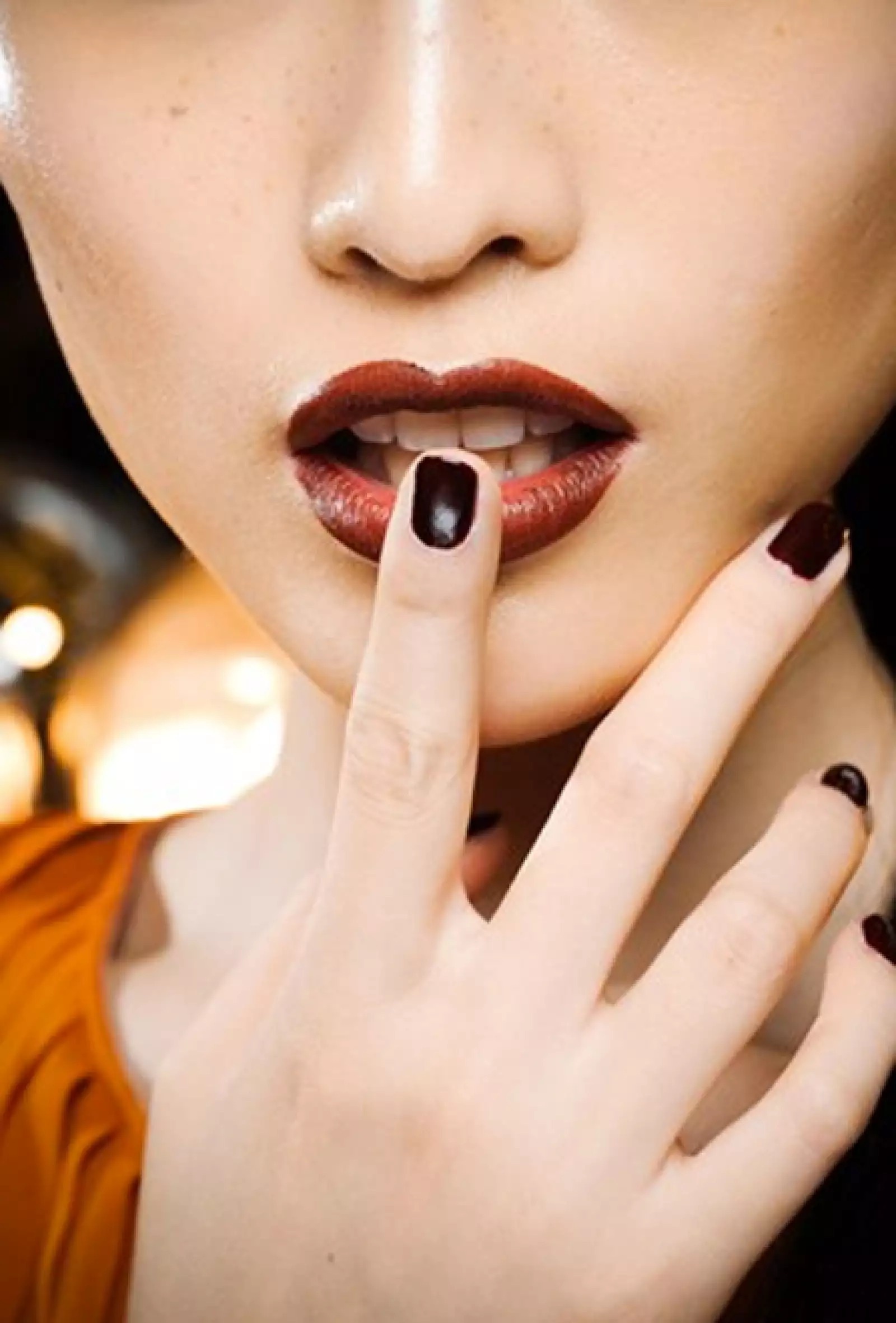 Esta tendencia se propuso durante el desfile de Donna Karan y continuó en el de Prabal Gurung. Recientemente se vio a Camilla Belle utilizando este look en la gala del Met.