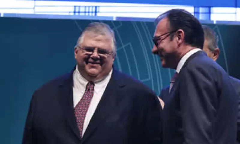 El Gobernador de Banxico, Agustín Carstens, y el secretario de Hacienda, Luis Videgaray, dieron el anuncio en conferencia.  (Foto: Cuartoscuro)