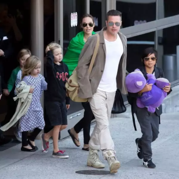 Reconocidos, sensuales, famosos y altruistas. Brad Pitt y Angelina Jolie adoptaron un niño de Cambodia, uno de Vietnam y una niña de Etiopía, a quienes se le suman sus 3 hijos biológicos.