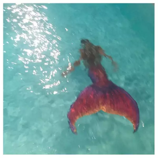 Kim comartió el momento en el que la sirena entró nadando.