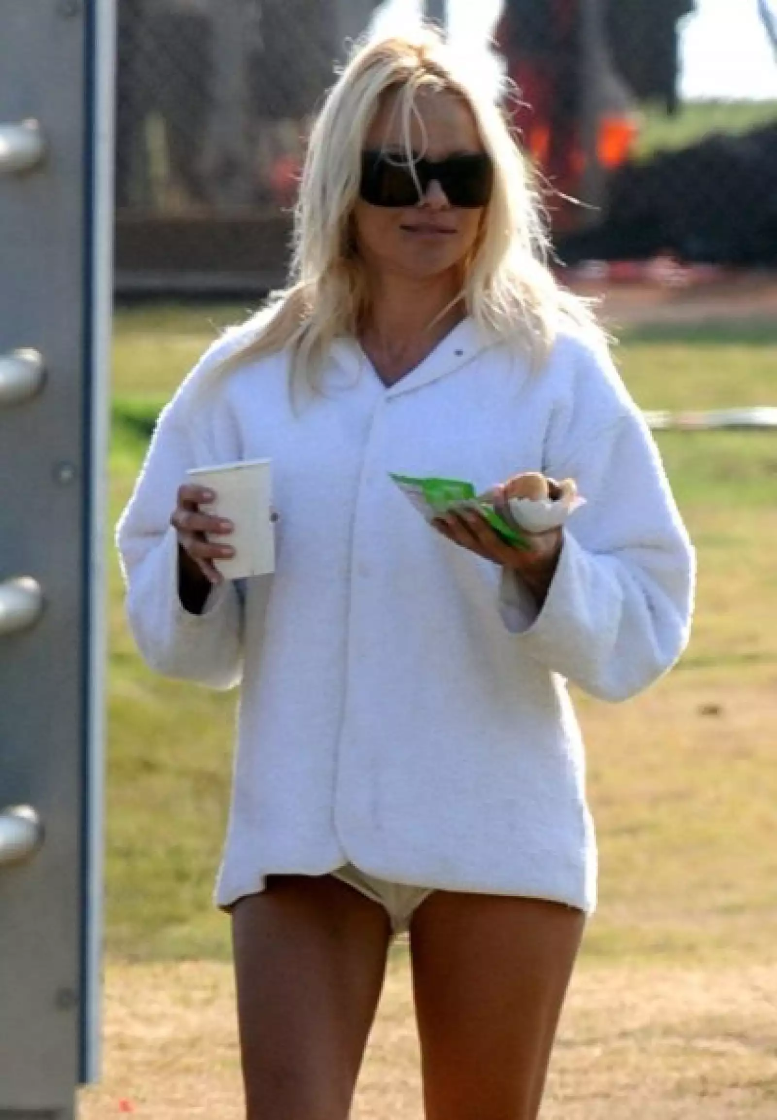 Pamela Anderson llevó a sus hijos a un partido de beisbol y aprovechó para disfrutar de un hot dog.