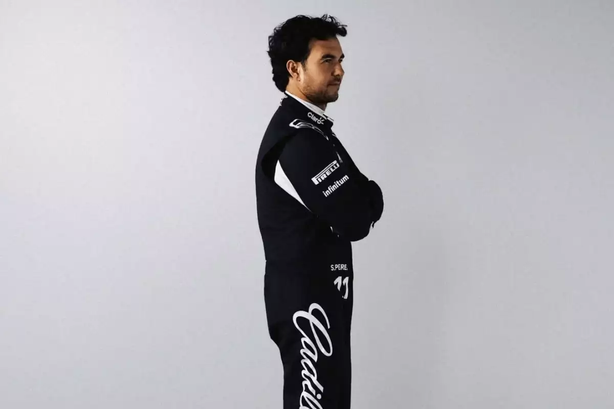 Foto de Checo Pérez de perfil vistiendo el uniforme negro de Cadillac en una habitación completamente blanca