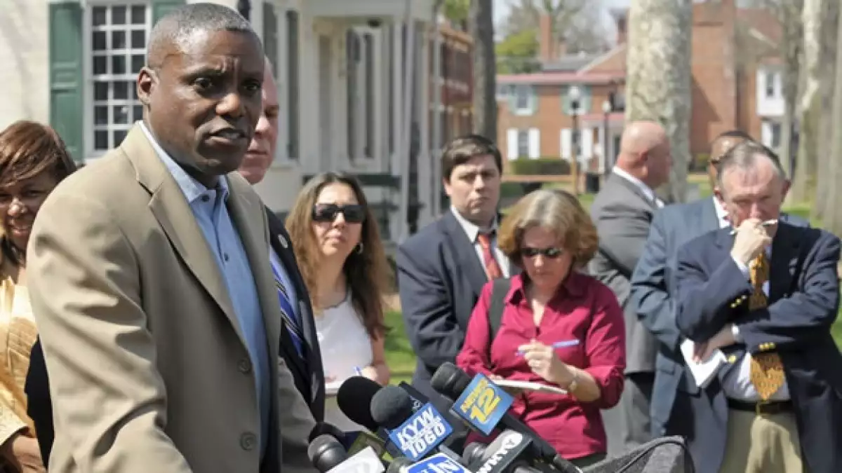 El ex atleta Carl Lewis anuncia su candidatura al Senado