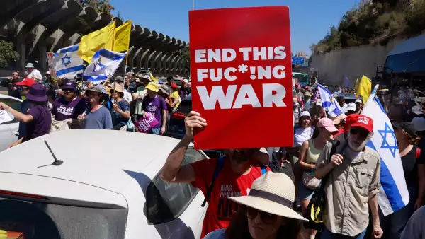 Familias y partidarios de israelíes tomados como rehenes por militantes de Hamas en Gaza desde los ataques del 7 de octubre de 2023, sostienen carteles y banderas nacionales durante una protesta que pide la acción del gobierno para asegurar su liberación en Jerusalén el 17 de agosto de 2025.