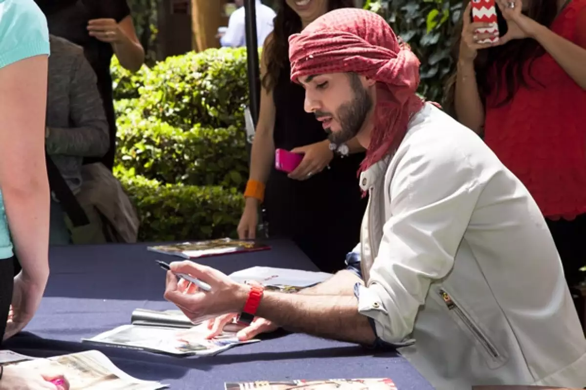 Omar durante la firma de autógrafos.