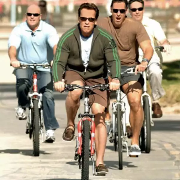Arnold Schwarzenegger pasea en bicicleta con sus tres guardaespaldas, en Los Ángeles, California.