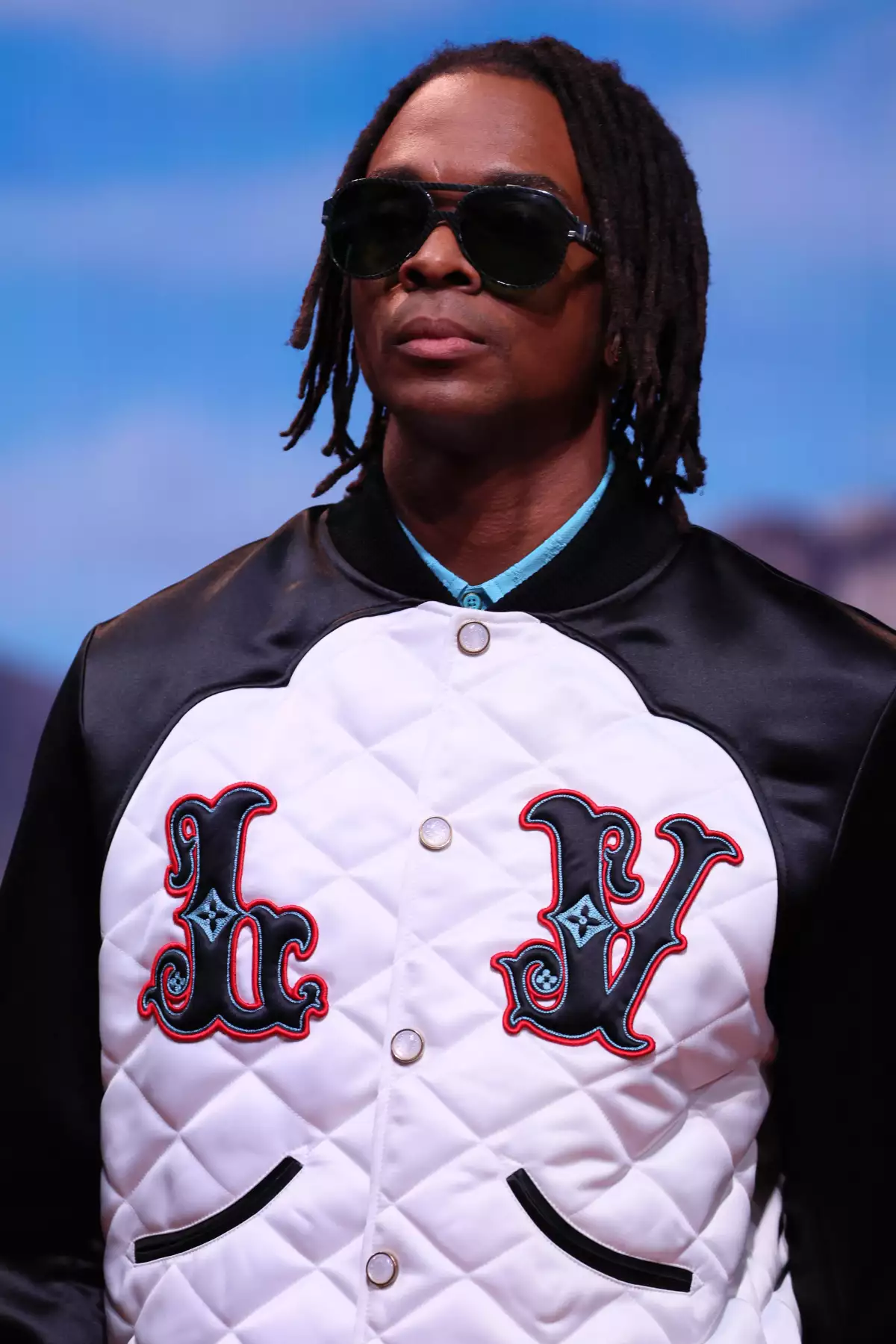 Pharrell Williams combinó su estilo western en Louis Vuitton con algunas piezas claramente dirigidas a una audiencia que ama los deportes.