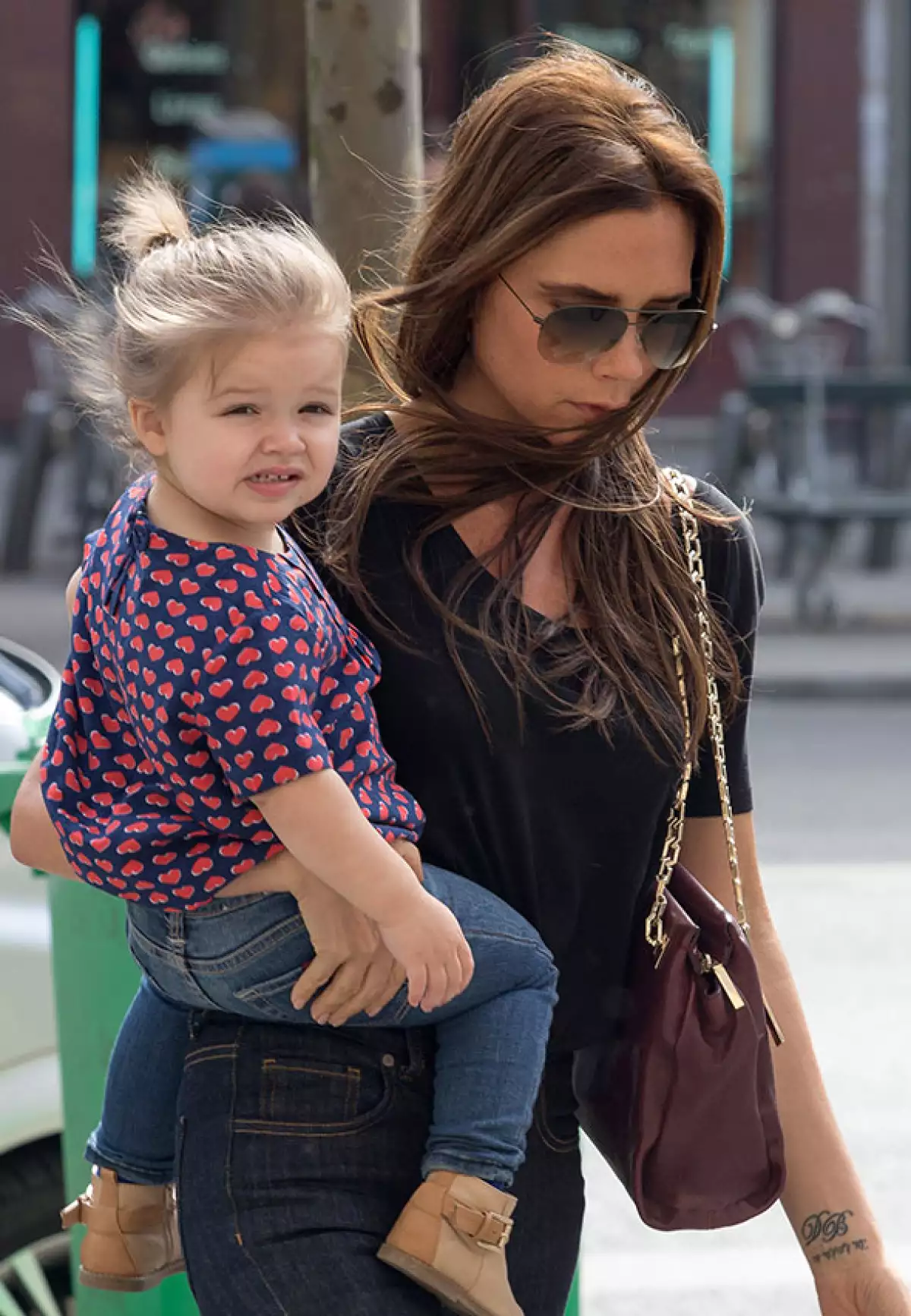 Todo sea por ayudar. La esposa de David demuestra que ser un fashion icon no es sinónimo de frivolidad, por lo que el 100 por ciento de lo recaudado será donado a Save the Children.