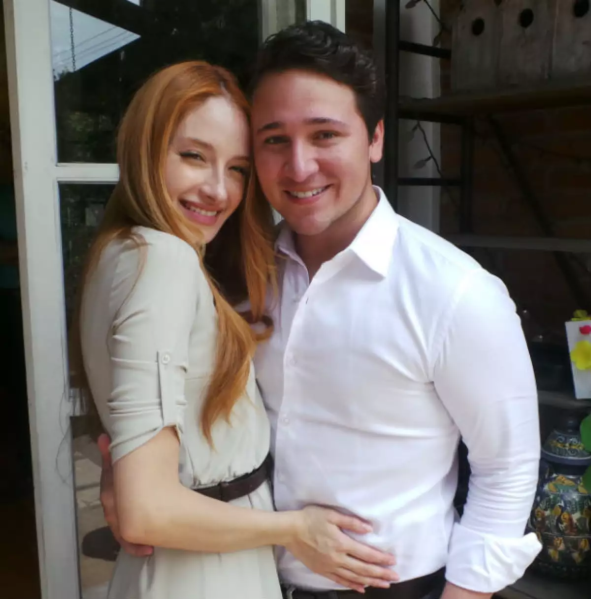 El cantante César Robles acompañó a su novia Ceci en el festejo.