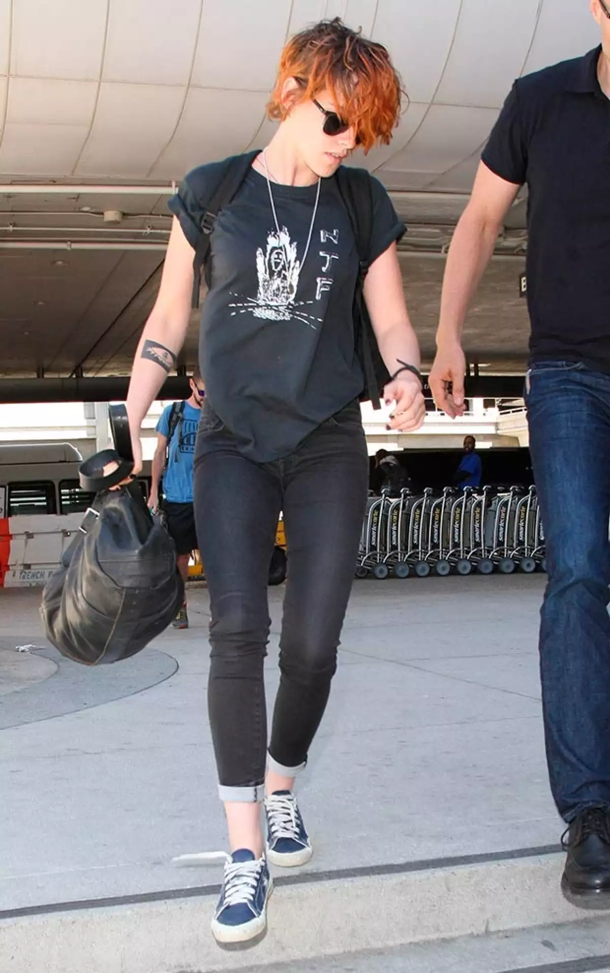 La actriz fue captada en el aeropuerto de Los Ángeles luciendo el estilo rebelde que se hizo hace unas semanas, un boy cut color naranja.