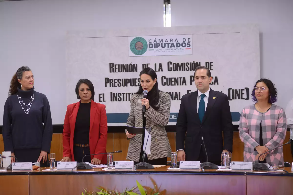 reunión de consejeras del INE con diputados