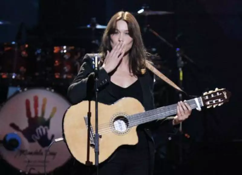 Bruni estuvo acompañada en el escenario por Dave Stewart, ex miembro de Eurythmics. (Foto: Reuters)