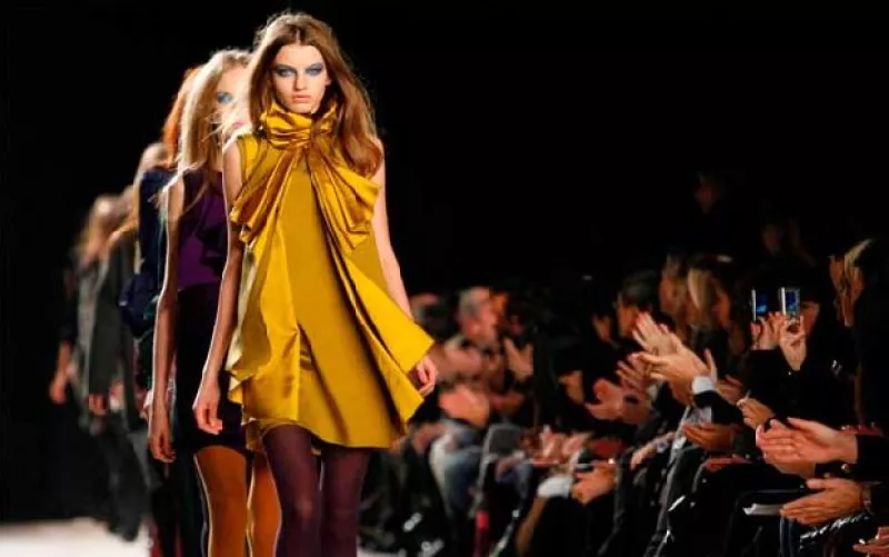 La casa de diseño lanzará su primera línea de zapatos.