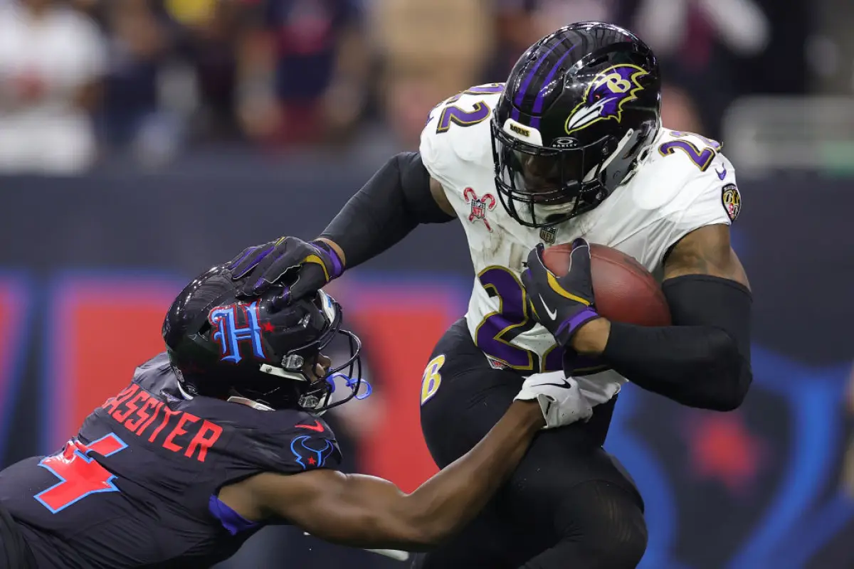 Foto de Kamari Lassiter de los Houston Texans tacleando a Derrick Henry de los Baltimore Ravens. (Imagen principal del artículo 'NFL, próximos partidos: ¿cuándo inician los playoffs?')
