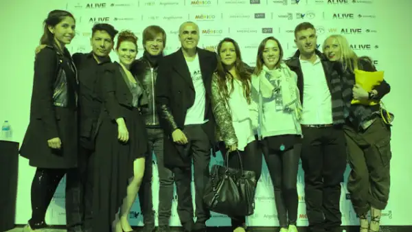 Ricardo Seco y todo su equipo de colaboradores al finalizar la presentación de `Alive´
