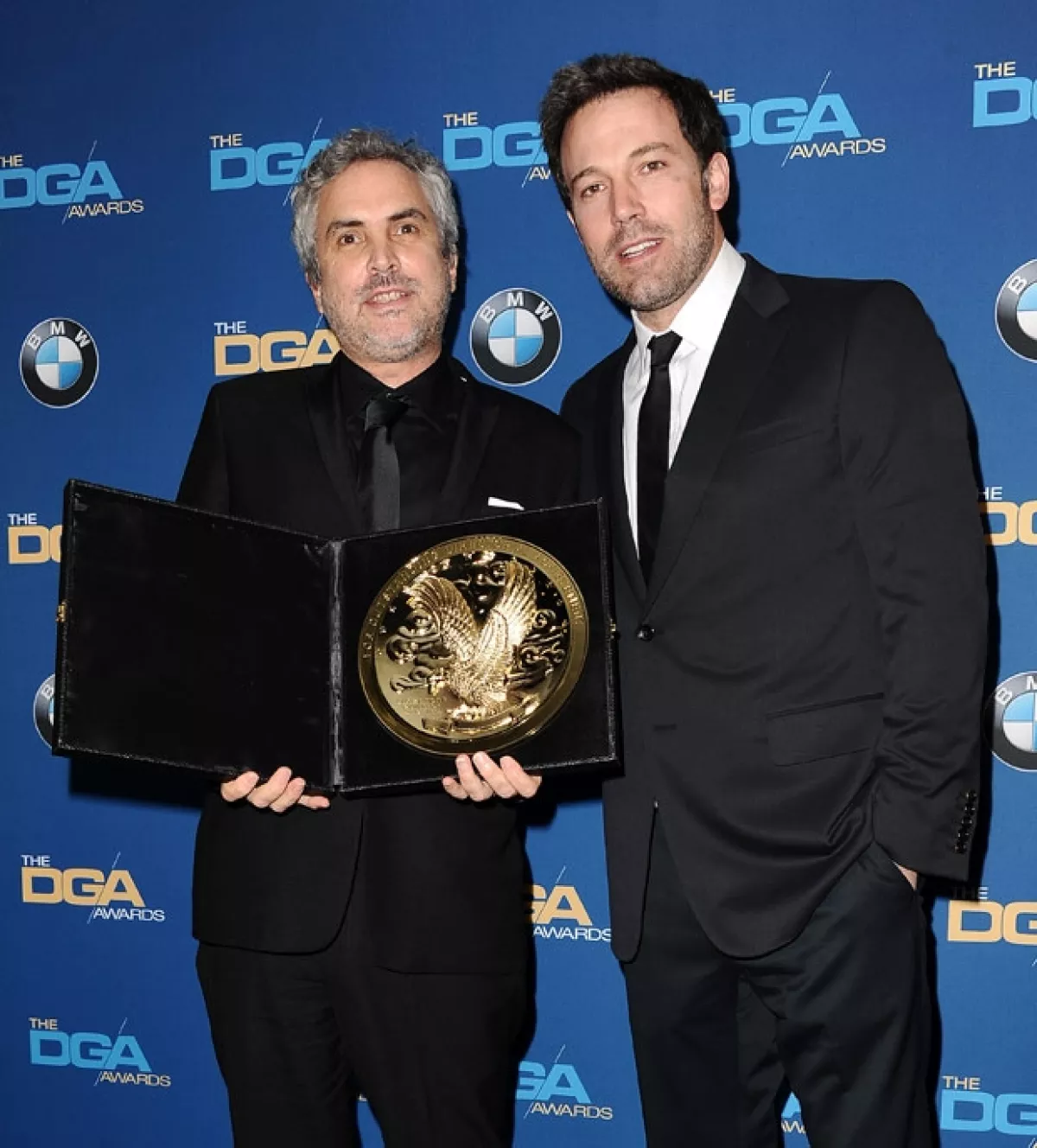 El mexicano posa junto al reconocido actor Ben Affleck tras la entrega del reconocimiento.