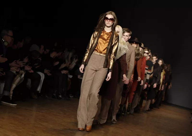 El famoso diseñador de 47 años, también director creativo de la firma Louis Vuitton, celebra la primera década de su línea más joven y accesible.