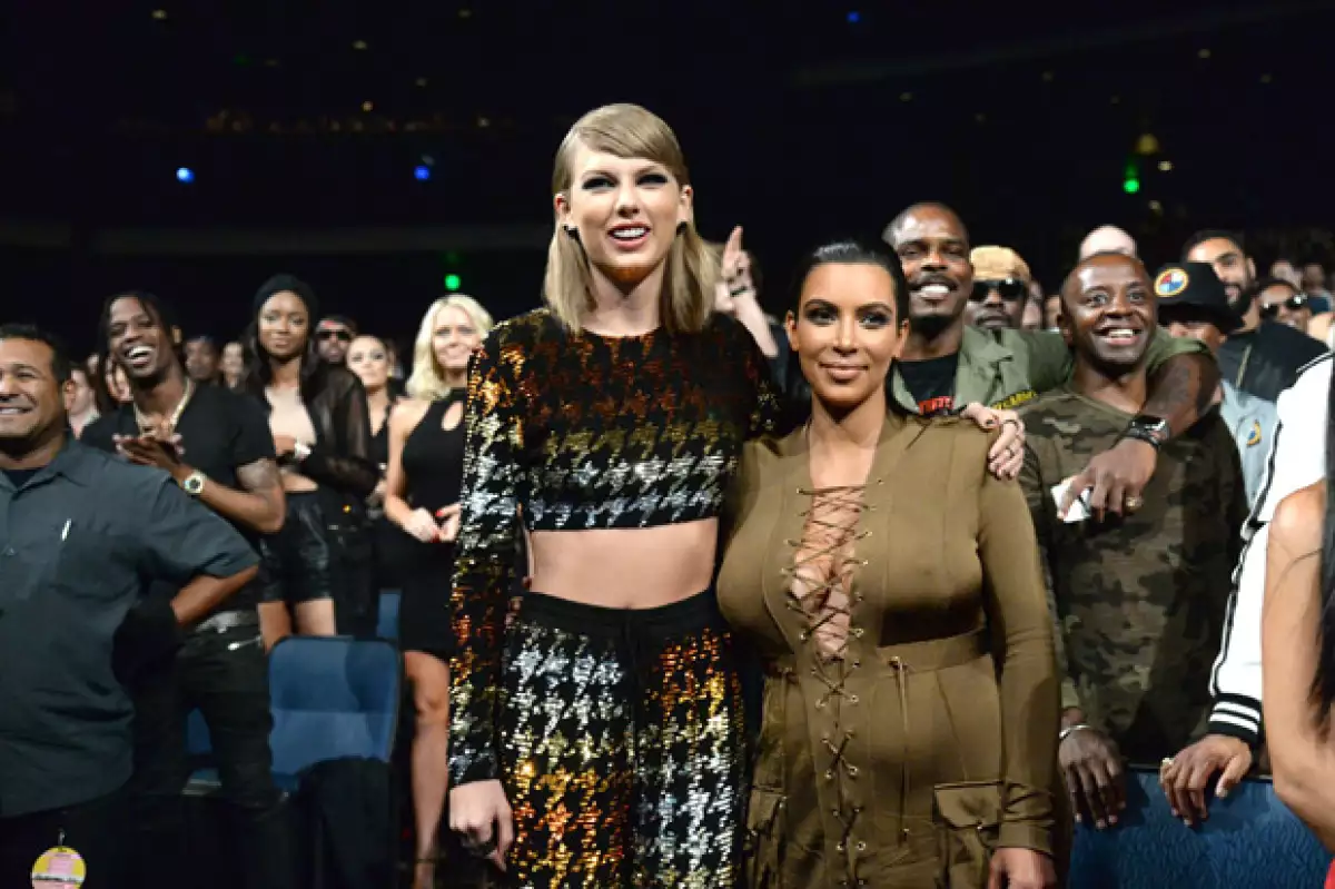 La esposa de Kanye West publicó un video en Snapchat en el que claramente se escucha cuando el rapero le avisa sobre la letra de su canción "Famous" y ella se lo agradece.