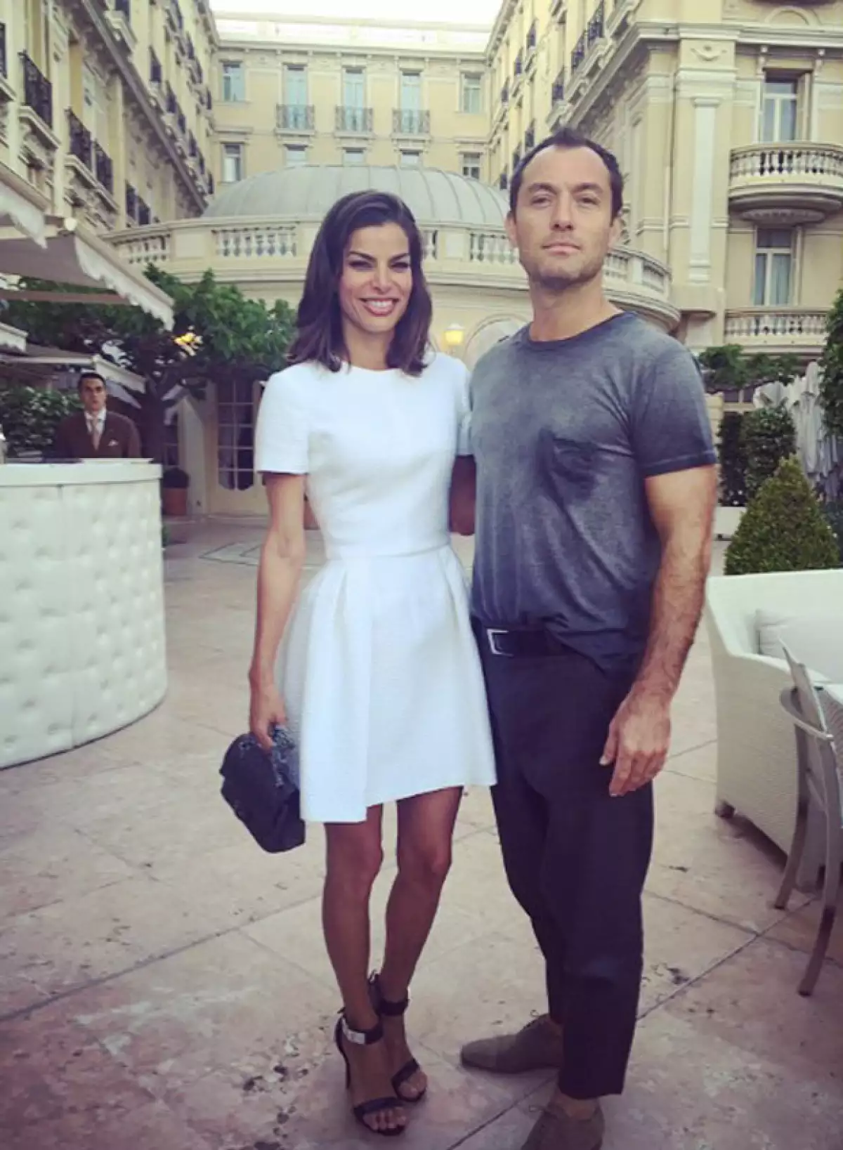 La empresaria está de viaje en Europa y en una de sus visitas a uno de los hot spots de Montecarlo se encontró al actor británico, quien contrastaba con su forma de vestir.
