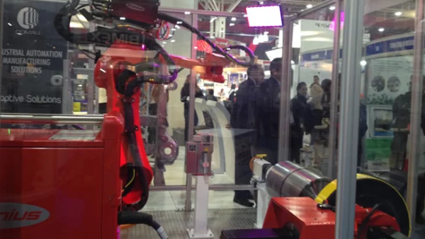 Comau les mostr� rob�tica italiana, usada primordialmente para soldaduras de la industria automotriz