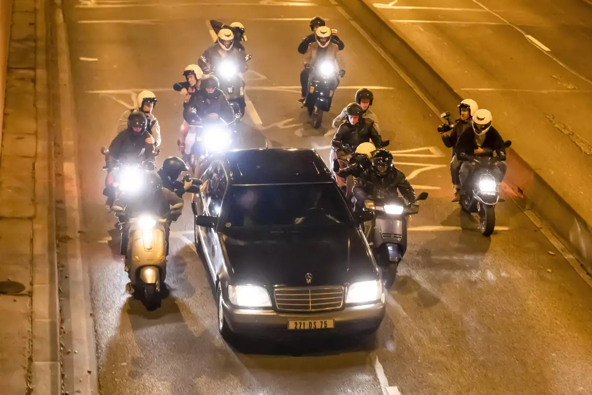 Elizabeth Debicki y Khalid Abdalla