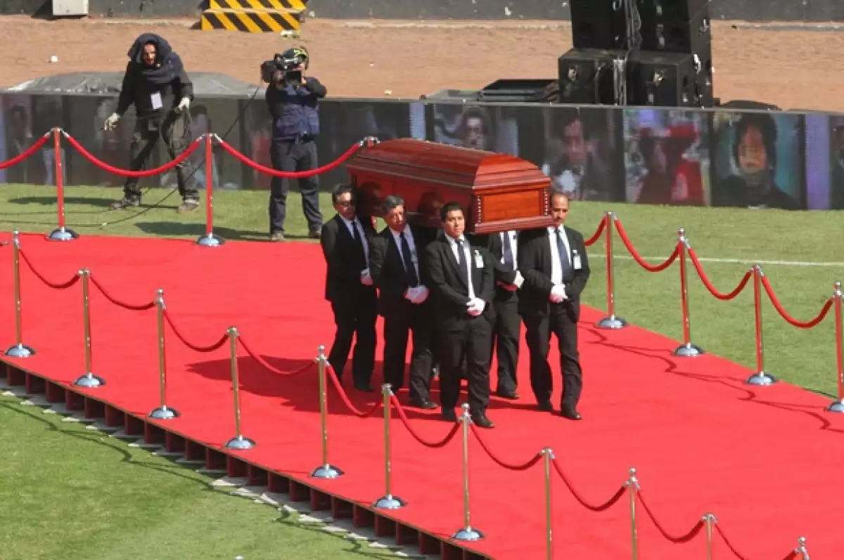 En una ceremonia de cuerpo presente que se prolongó hasta las primeras horas de la tarde del domingo, miles de personas despidieron a Chespirito junto a su viuda y su familia.