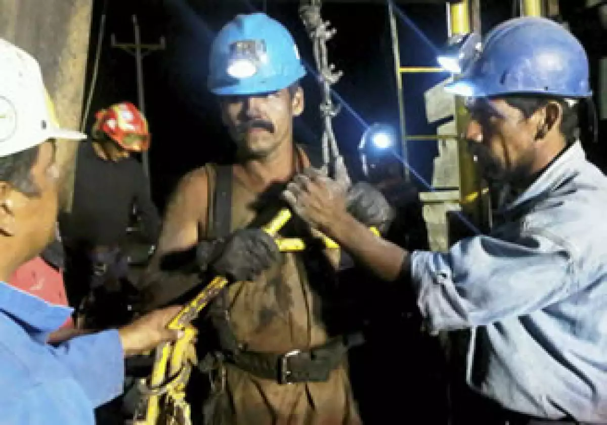 El secretario del trabajo, Javier Lozano, señaló que la mina, propiedad de la empresa Binsa, trabajaba en condiciones precarias y de forma irregular. (Foto: Notimex)