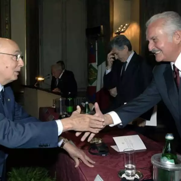 El presidente Giorgio Napolitano, a la izquierda, felicita a Carlos Fuentes durante las celebraciones del 40 aniversario del Instituto Latinoamericano en Roma, en diciembre de 2006.