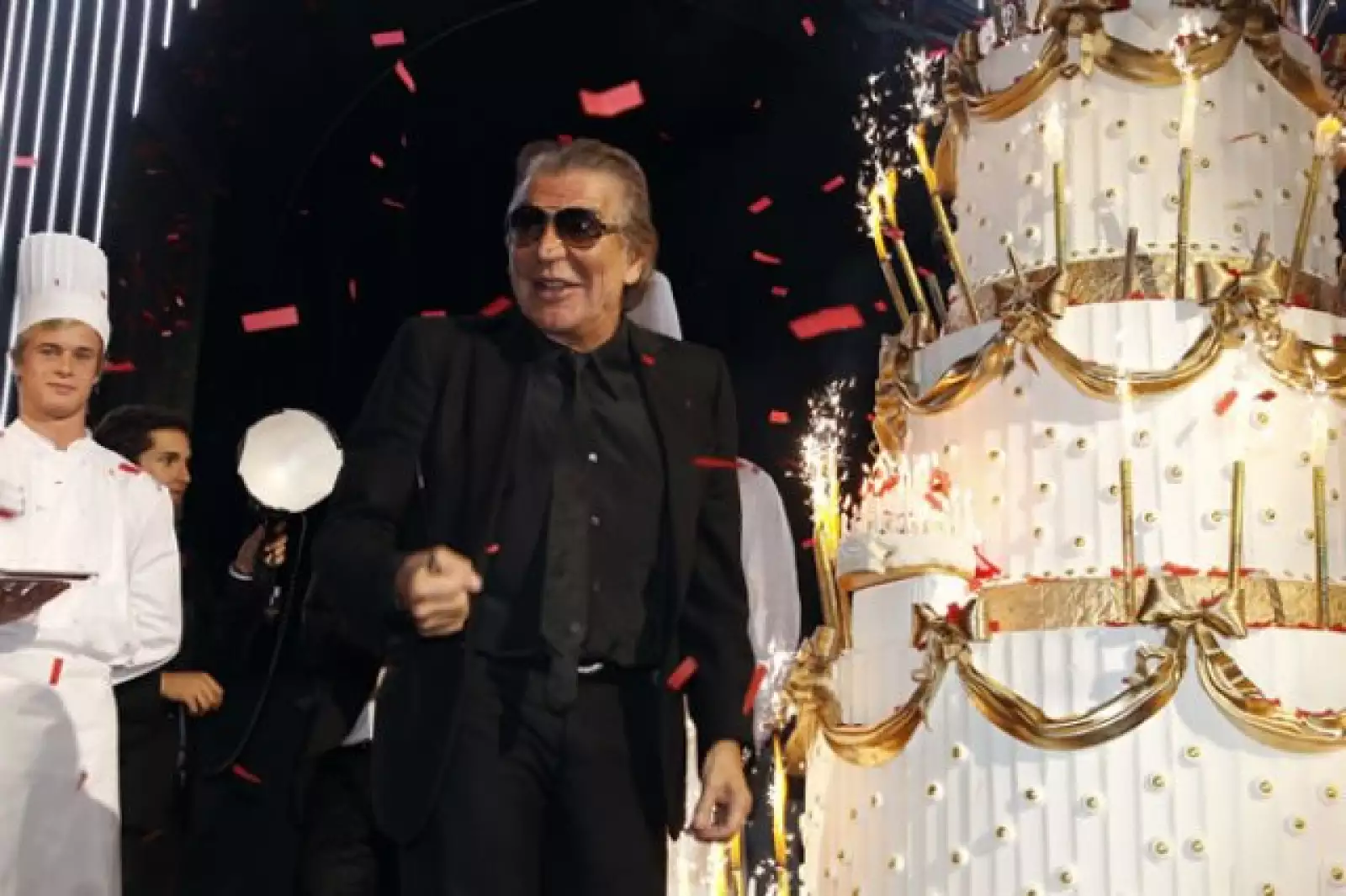 Roberto Cavalli festejó los 40 años de su firma en la Escuela de Bellas Artes en Parías, en una gran fiesta donde no faltaron exhuberantes postres y claro, mucha champaña.
