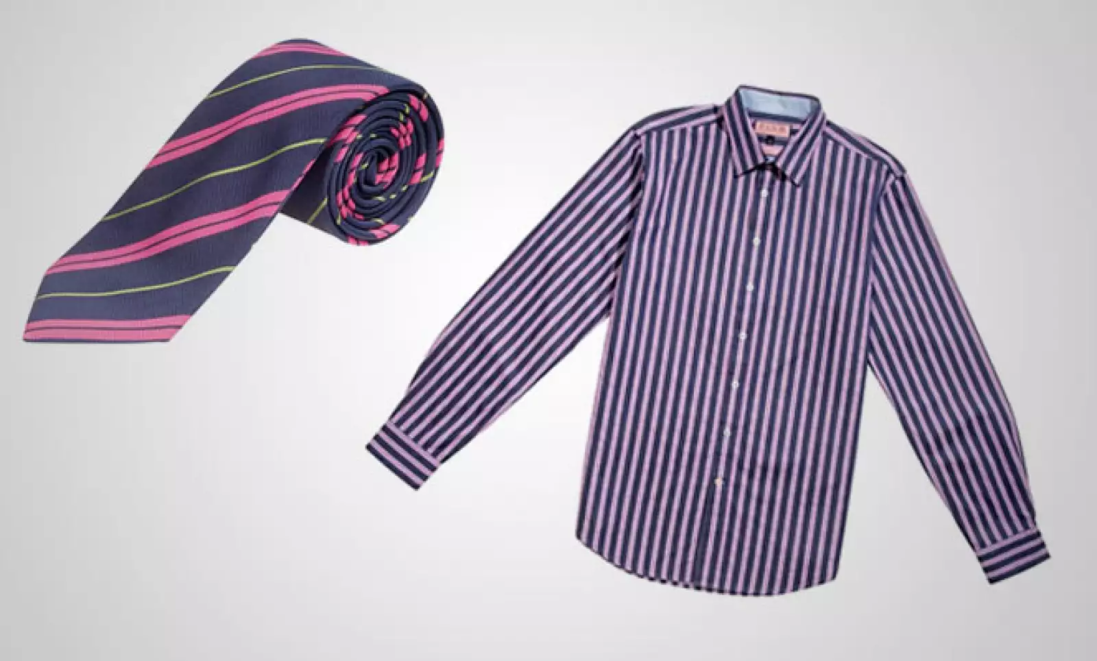 Un estilo más atrevido, con esta camisa a rayas dobles y una corbata que combina sutilmente el color rosa con el verde.