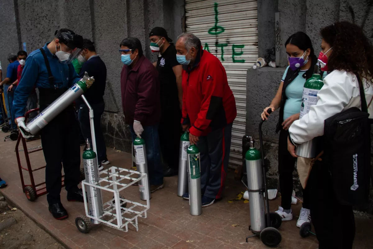 Personas en su mayoría familiares de pacientes covid-19 realizan largas filas para poder rellenar sus tanques de oxigeno en la Colonbia Escandón