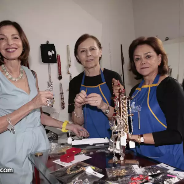 Nina Menocal,Guadalupe Phillips,Adriana Salinas