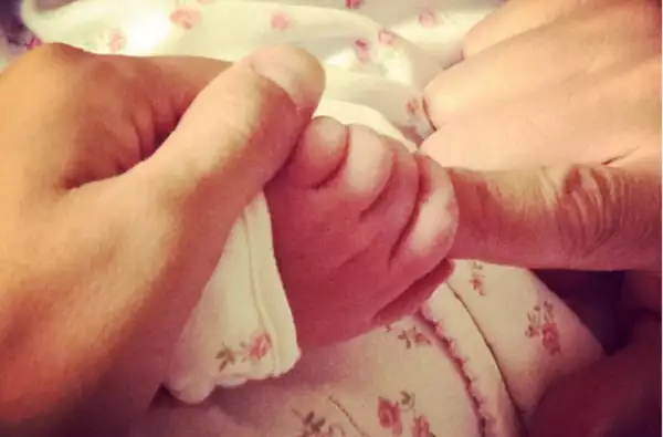 Esta es la primera fotografía de Gia, la bebé de Odalys y Patricio.