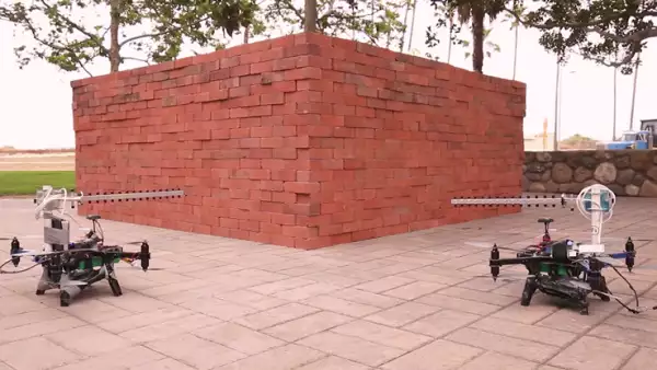 A través de las paredes