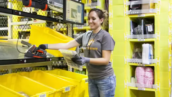 Amazon asegura que sus robots no quitan empleo a los humanos, solo facilitan su trabajo. La firma incluso anunció que contrató a más de 80,000 personas para cumplir con la demanda de diciembre