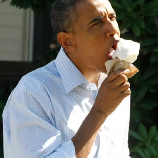 De limón, chocolate o de coco, como el que está saboreando en la foto, Barack Obama cada que puede disfruta de un helado.