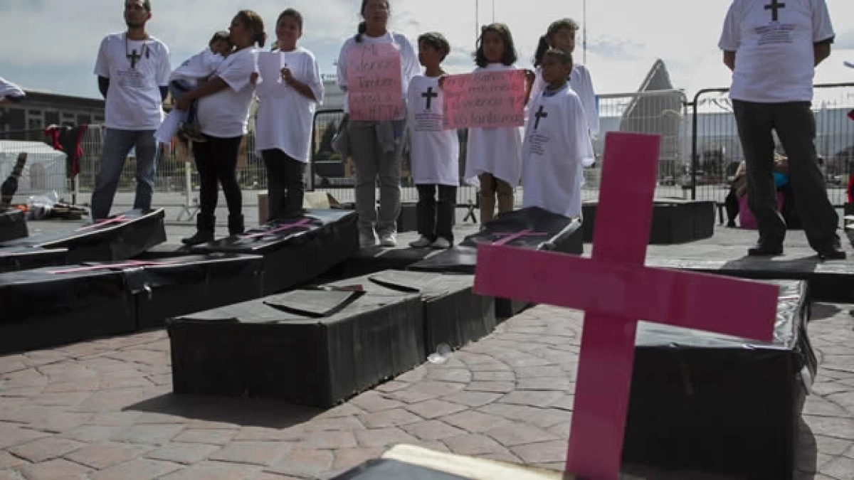 Integrantes de diversas organizaciones durante una manifestación frente a Palacio de Gobierno en Toluca, Estado de México