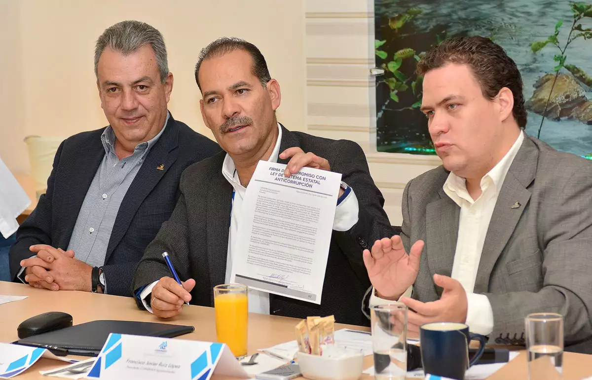 Martín Orozco Sandoval (centro) es aludido en tres audios presentados en un programa de noticias local sugiriendo que recibe apoyo del gobierno de Querétaro para su campaña.