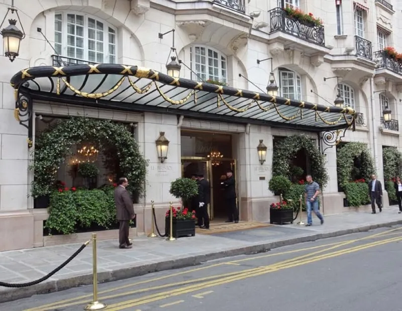 Debido a que el futbolista decidió que su familia se quedara en Londres, el inglés se hospedará en uno de los hoteles más lujosos, Le Bristol.