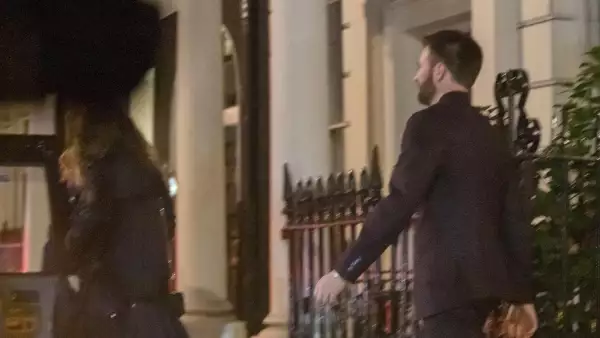 Lily James y Chris Evans.