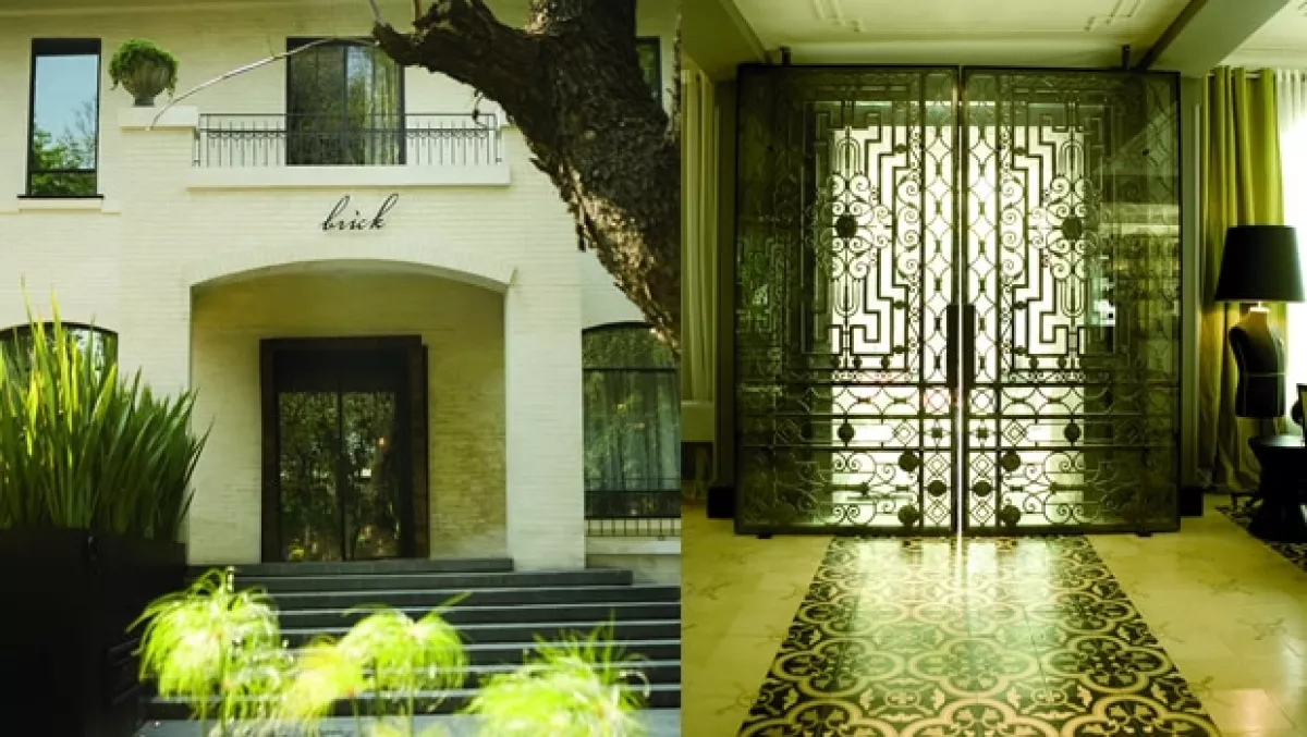 El hotel se llama Brick porque está hecho de ladrillos traídos desde Inglaterra. La entrada respeta muchos elementos originales de la casa, como la herrería.