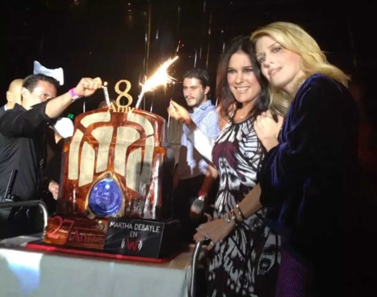 Martha Debayle con su hermana Eugenia. El pastel tenía la figura de un radio antigüo.